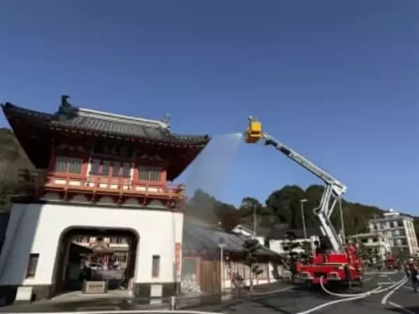 ［佐賀県］武雄温泉楼門で消防訓練　文化財防火デー合わせ130人参加