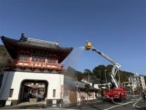 ［佐賀県］武雄温泉楼門で消防訓練　文化財防火デー合わせ130人参加