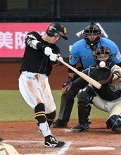 ソフトバンクホークス牧原大が勝ち越し二塁打、日本ハム伊藤をKO