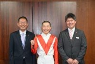 ［佐賀県］新人後藤騎手に「勝負服」を贈呈　県競馬組合