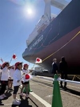 ［佐賀県］巨大貨物船初出航　見送りの園児歓声　伊万里・名村造船所