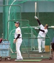 【春季キャンプ】ソフトバンクホークス小久保監督が打撃投手に