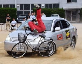大分・日田市の藤蔭高で交通安全教室　スタントマン実演　自転車事故の危険、間近で実感