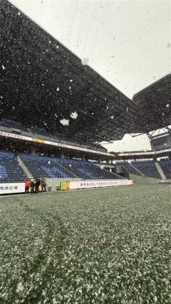 長崎スタジアムシティの芝生も白く…各地で降雪