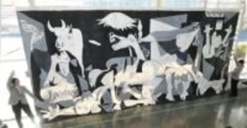 福岡県の飯塚市ちくほ図書館に原寸大“ゲルニカ”　筑穂中生徒が制作「戦争のむごさ感じて」