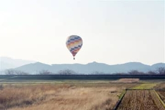 早春の長崎・諫早の上空、バルーンふわり　佐賀市の男性が操縦