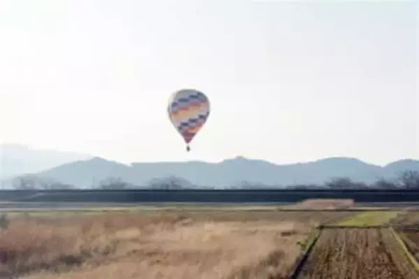 早春の長崎・諫早の上空、バルーンふわり　佐賀市の男性が操縦