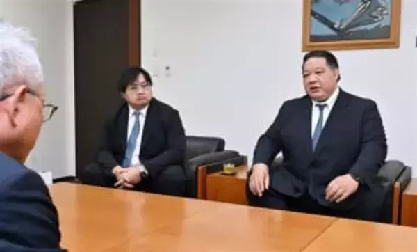 浅香山親方「九州場所では九州全体を熱くしたい」　西日本新聞社長に一年納めの場所の結果伝える