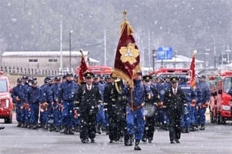 雪舞う中、出初め式　大分・玖珠町消防団