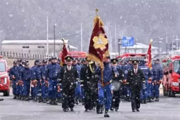 雪舞う中、出初め式　大分・玖珠町消防団