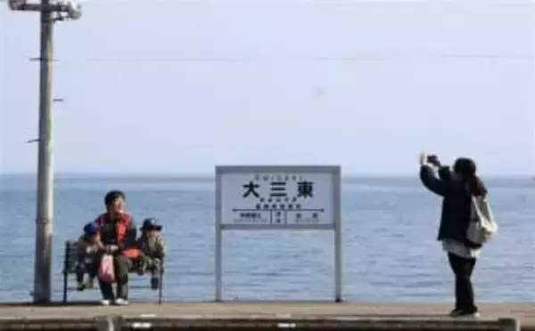 島原鉄道「日本一海に近い駅」が駅名標刷新