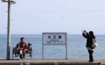 ［長崎県］島原鉄道「日本一海に近い駅」が刷新　大三東の駅名標レトロに　古部駅も　ロケに配慮、簡素化で映え