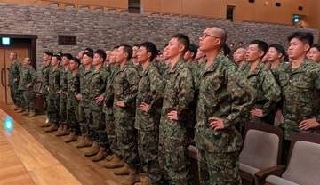 長崎・佐世保市相浦駐屯地の水陸機動団新隊員が修了式　3カ月の専門課程修了