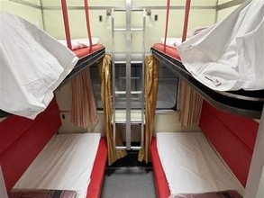 九州発着ブルートレイン、タイ・ラオスの人気列車に　色調変え、連日ほぼ満席