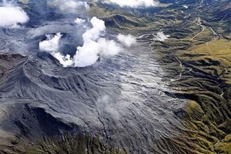 熊本・阿蘇山、火山ガス放出量が2300㌧に増加　噴火警戒レベル3を継続