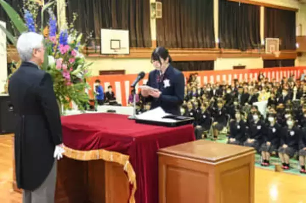 三井中央高で閉校式、GACKTさんがサプライズ登場「みんなの未来に期待します」