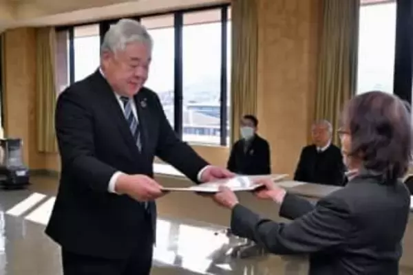 大分・玖珠町長選で3選、宿利氏に当選証書