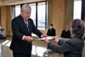 ［大分県］玖珠町長選で3選　宿利氏に当選証書