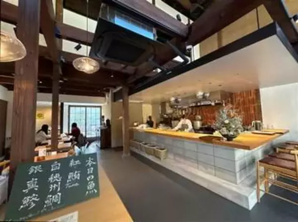 白、紅、銀の海鮮丼…午前7時半開店の漁師町の朝市ごはん〈映える港町　佐賀・呼子③〉