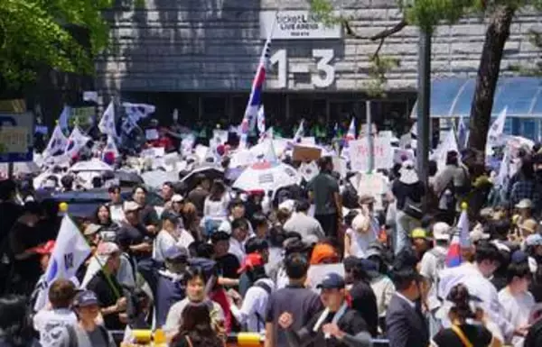 韓国統一地方選の投票用紙不足に抗議デモ　野党に加え若者や中道層も「再選挙を」、政府は苦慮