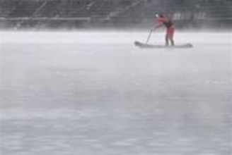 ［大分県］蒸気霧の中、進むサップ　県内、今季一番の冷え込み
