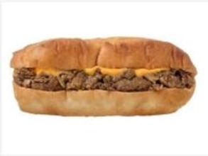 セブン-イレブン「フィリーチーズステーキ仕立てロール」肉＆チーズ 濃厚な味わい　6日から登場