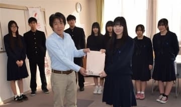 ［大分県］佐賀関火災被災者支援へ　日田高生が募金活動実施　市民らの善意、大分市に贈る