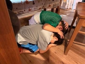 「地震だよ！テーブルの下へ！」⇒ 普段はケンカする姉弟が…… とっさの行動に「涙が出ます」「世界一のお姉ちゃん」
