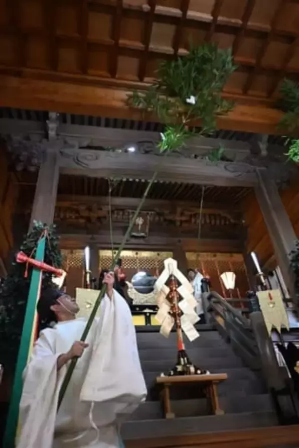 ［長崎県］諏訪神社で「すす払い」　迎春の準備着々、巨大しめ縄も