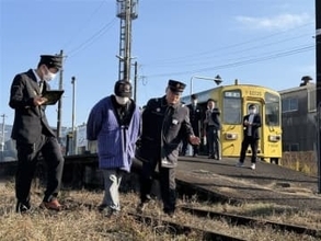 佐賀・伊万里市の筑肥線大川野駅で　線路内不審者の合同異常時訓練　JR九州と伊万里署
