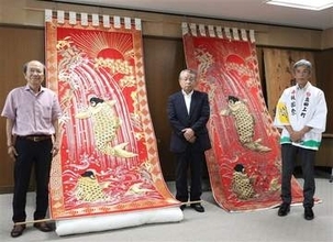 黄金の「鯉の滝登り」　大分・日田市豆田上町の見送り幕　　186年ぶりに復元・新調