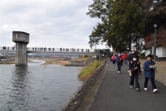 大分・日田市の魅力　歩いて再発見　三隈川周辺、200人楽しむ