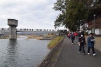 ［大分県］日田の魅力　歩いて再発見　三隈川周辺、200人楽しむ