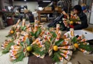 福岡・宮若市でしめ飾り作り大詰め　県内向けに1400個出荷予定