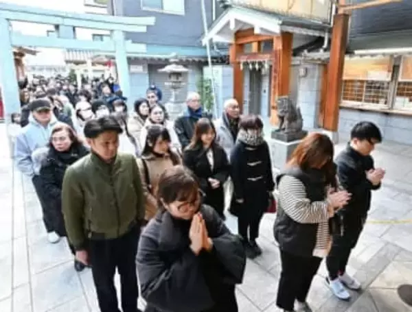 福岡市博多区・若八幡宮、新年へ思いはせ大晦日の参拝