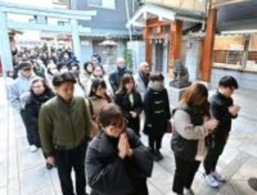 福岡市博多区・若八幡宮、新年へ思いはせ大晦日の参拝