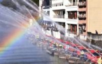 ［大分県］一斉放水の虹　市民「最高」　日田市消防団が出初め式