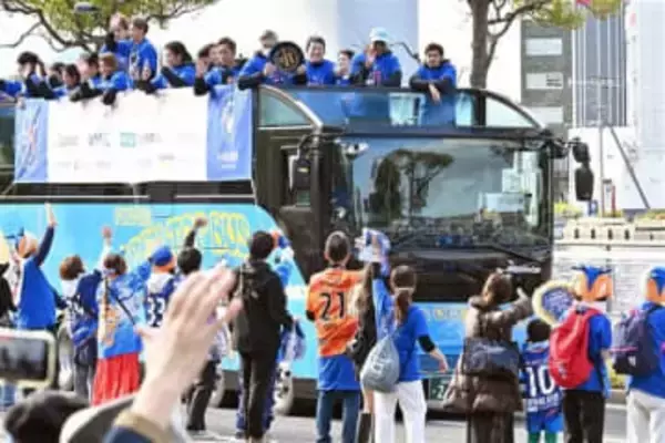 V・ファーレン長崎祝賀パレード　J1昇格報告、サポーター5000人が歓声