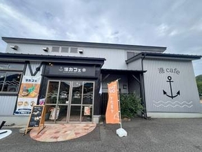 バンズからはみ出るボリューム！港の人気シーフードバーガーを堪能♪｜鳥取県岩美町