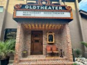 70年前の映画館だった建物で味わう珈琲。1950年代のアメリカの映画館をテーマにしたおしゃれなカフェ。｜出雲市