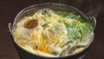 熱い鍋の中にドジョウを…！ドジョウ掬いの郷で食べるコラーゲンたっぷりの名物鍋｜安来市