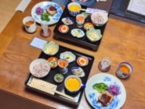 山間の町にある古民家カフェで楽しむ完全予約制ランチ！品数豊富で体に優しい味を｜島根県雲南市