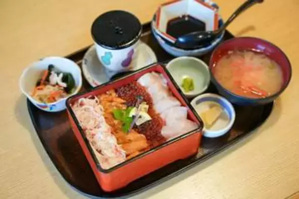 創業65年、行列のできる海鮮食堂。港町で味わう海の宝石箱が贅沢すぎる！｜島根県松江市