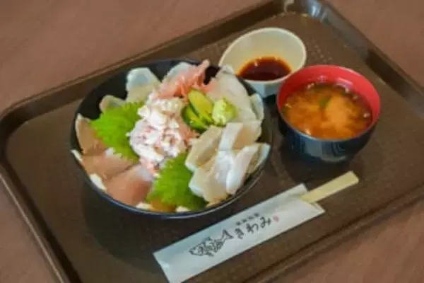 カニ好き必見！道の駅で味わうコスパ抜群海鮮丼。水産会社直営で新鮮な海鮮がたっぷり！｜鳥取県琴浦町