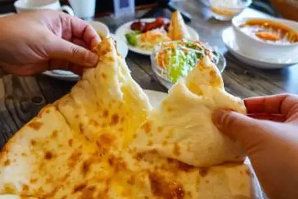 「とろ～りチーズ溢れるナンと本格スパイスカレーが絶品！特大ナンの無料おかわりも！｜鳥取市」の画像