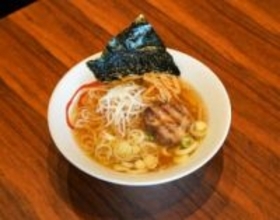 鳥取空港で味わえるご当地グルメ“牛骨ラーメン”。20時間以上煮込む透き通ったスープが飲み干してしまうおいしさ…！｜鳥取市