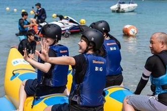 ガンバレルーヤがバナナボートで透明な海に繰り出す！まっさんへのサプライズや超豪華海鮮丼も♪｜兵庫県新温泉町