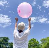 「公園遊びや水遊びのおともに！蹴って投げて遊べる！不思議なボール「STRONG BIG BALL」」の画像1
