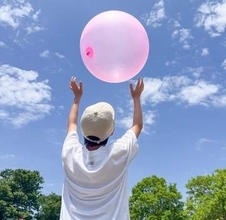 公園遊びや水遊びのおともに！蹴って投げて遊べる！不思議なボール「STRONG BIG BALL」