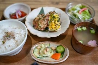 まるで秘密基地！おしゃれカフェで給食の先生が作る、栄養満点おばんざいランチ♪|島根県江津市